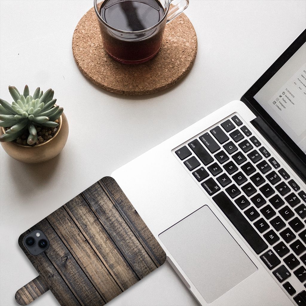 iPhone 15 Book Style Case Steigerhout op een bureau met laptop en planten, stijlvol en praktisch.