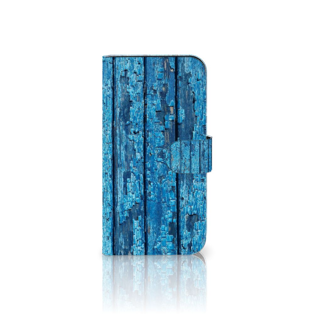 iPhone 15 Book Style Case Wood Blue met een prachtig afgebladderd blauw houtdesign 🌊