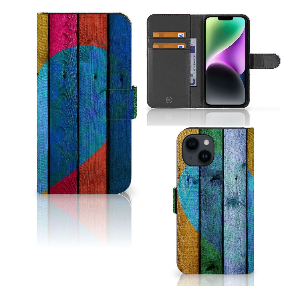 iPhone 15 Book Style Case Wood Heart - Cadeau voor je Vriend met kleurrijk hartontwerp en ruimte voor pasjes.