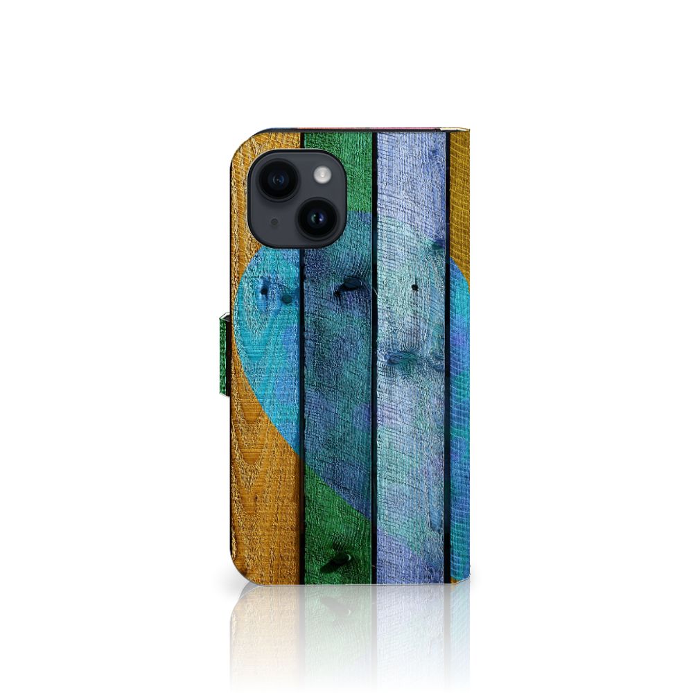 iPhone 15 Book Style Case Wood Heart - Cadeau voor je Vriend met kleurrijk houten ontwerp en hartje