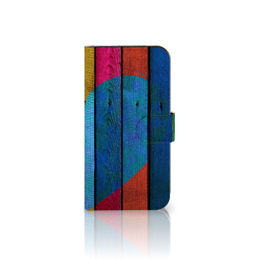 iPhone 15 Book Style Case Wood Heart - Cadeau voor je Vriend met kleurrijk hart op houten achtergrond.