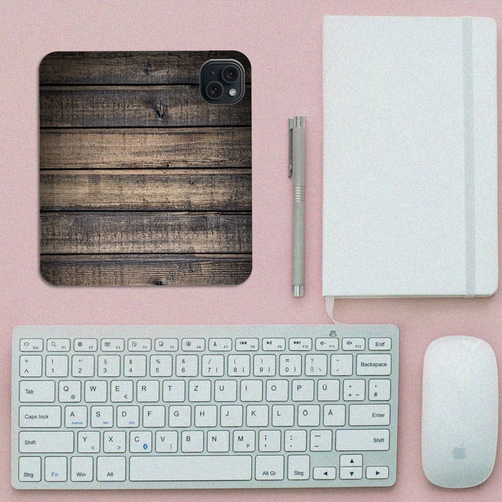 iPhone 15 Book Wallet Case Steigerhout met een uniek steigerhout design, op een bureau met toetsenbord en notitieboek.