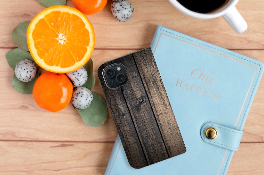 iPhone 15 Book Wallet Case Steigerhout met een basis van steigerhout, omringd door citrusvruchten en een notitieboekje 🍊.