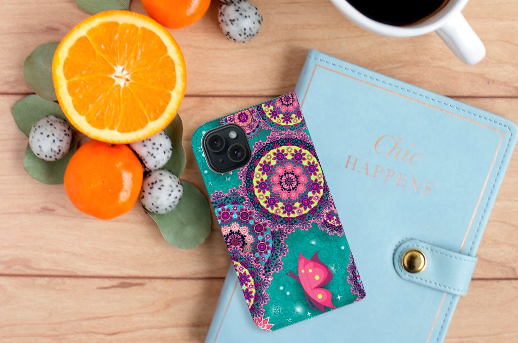 iPhone 15 Bookcase Cirkels en Vlinders design kleurrijk aanzicht met fruit en notepad