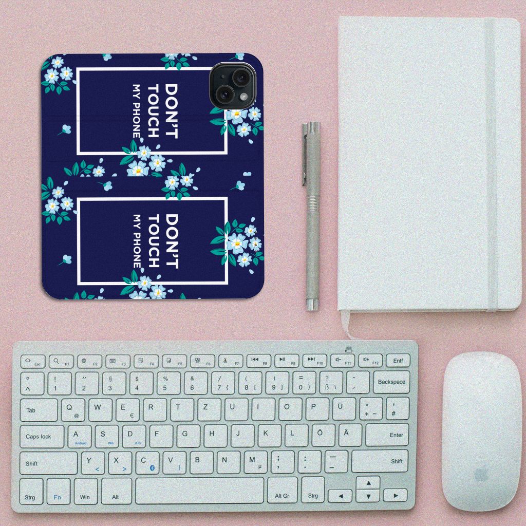 iPhone 15 Design Case Flowers Blue DTMP met bloemen in een blauw design en tekst 'DON'T TOUCH MY PHONE'.