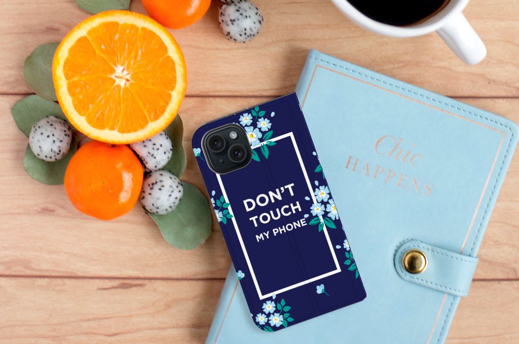 iPhone 15 Design Case Flowers Blue DTMP met blije bloemenprint en tekst 'DON'T TOUCH MY PHONE'