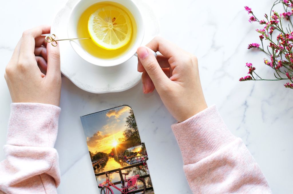 iPhone 15 Flip Cover Amsterdamse Grachten met een prachtig uitzicht op de grachten en een kopje thee.