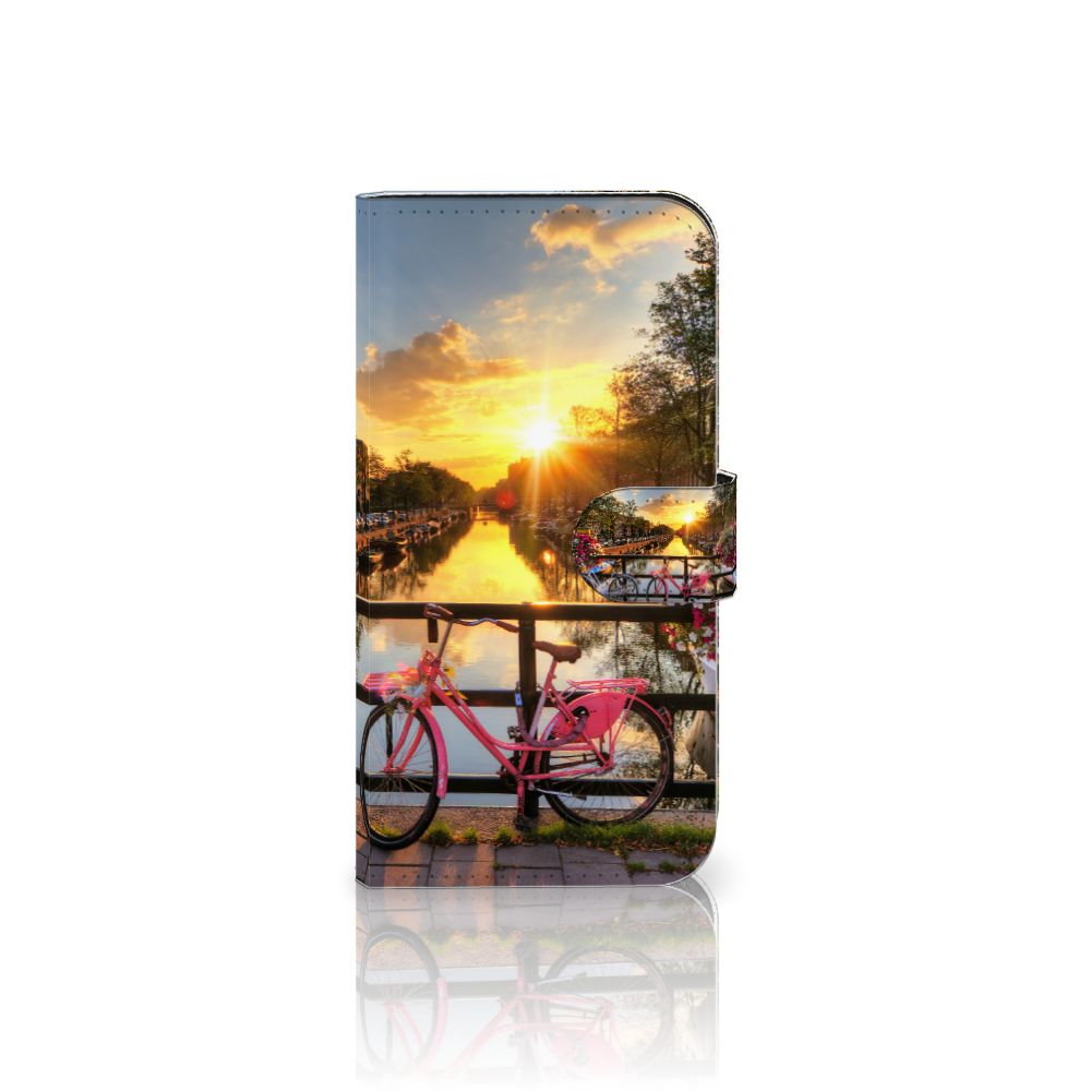 iPhone 15 Flip Cover Amsterdamse Grachten met roze fiets en zonsondergang, perfect voor trotse Amsterdammers.