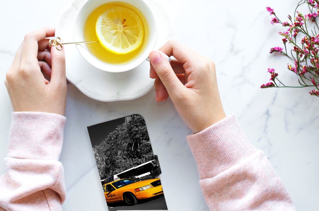 iPhone 15 Flip Cover New York Taxi design hoesje aanzicht