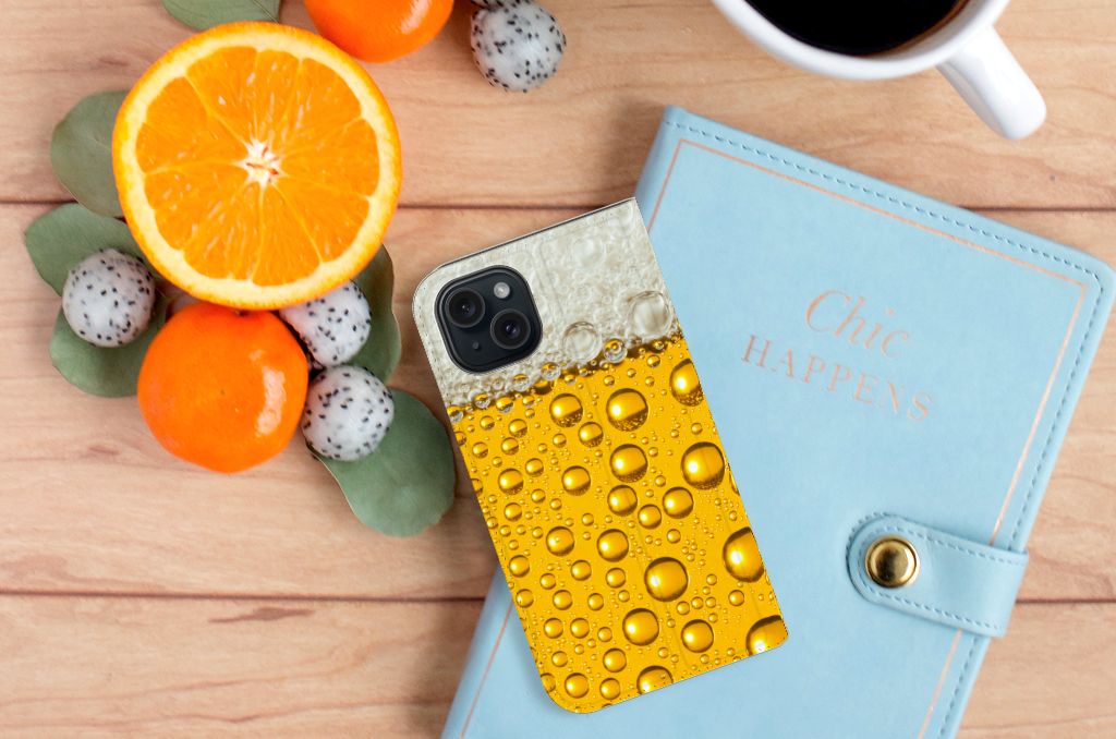 iPhone 15 Flip Style Cover Bier met bierprint en waterdruppels, perfect voor bierliefhebbers 🍻