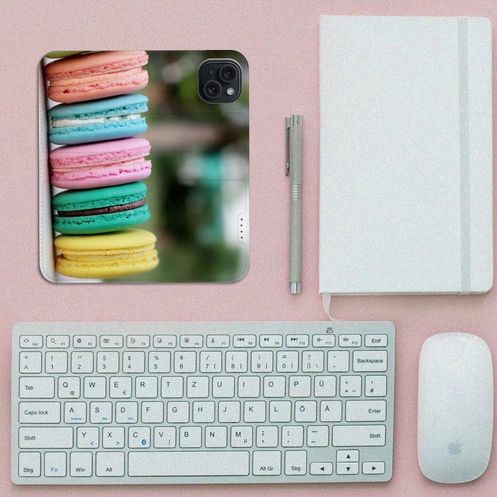 iPhone 15 Flip Style Cover Macarons met kleurrijke macarons in diverse smaken en een stijlvolle achtergrond.