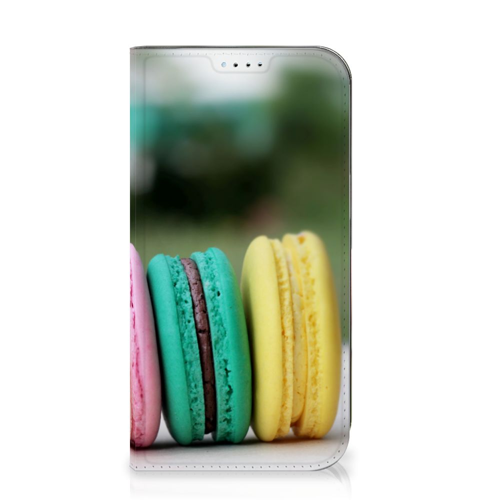iPhone 15 Flip Style Cover Macarons met kleurrijke macarons in roze, groen, geel en bruin.