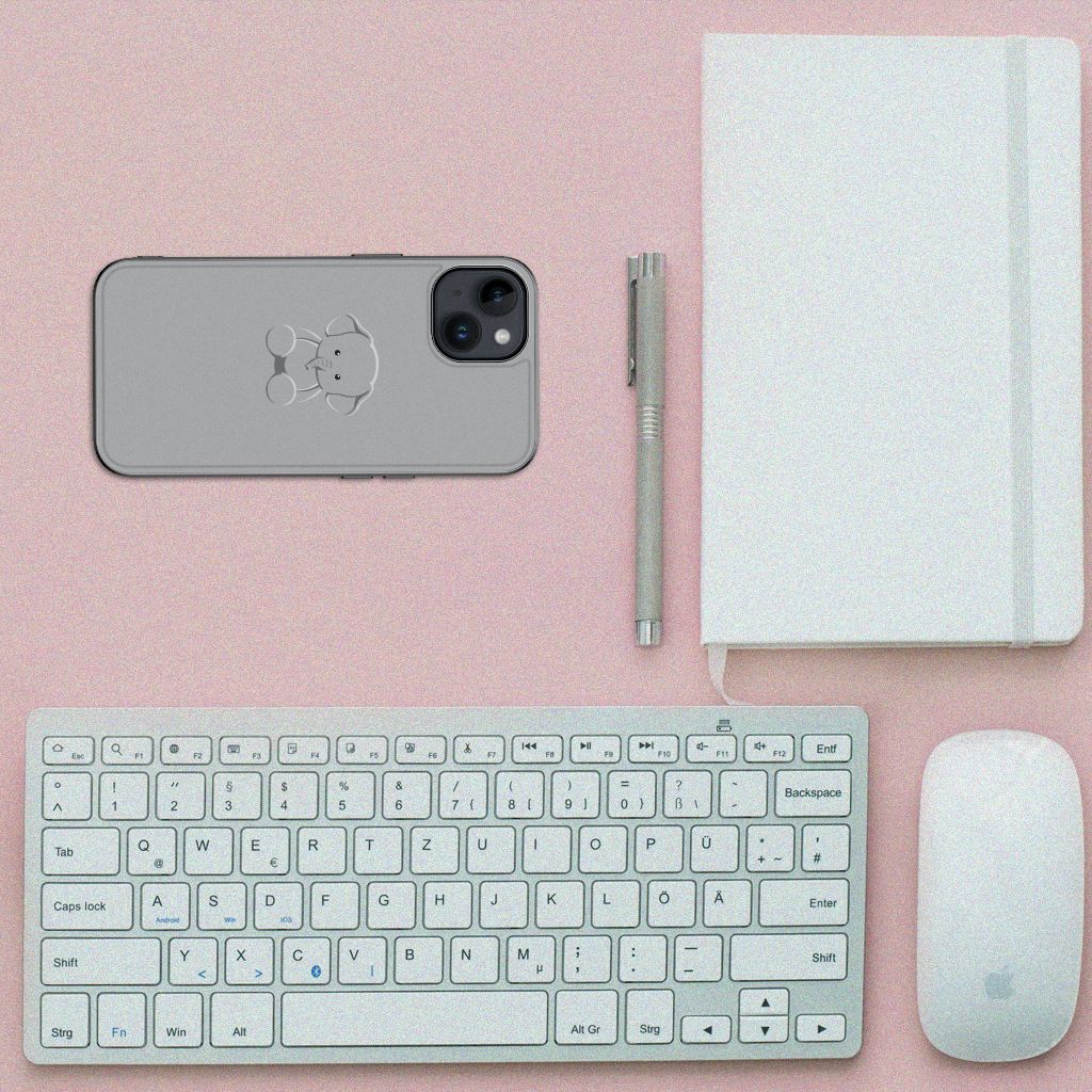 Apple iPhone 15 Hoesje Grijs Baby Olifant achterkant bureau toetsenbord muis notebook