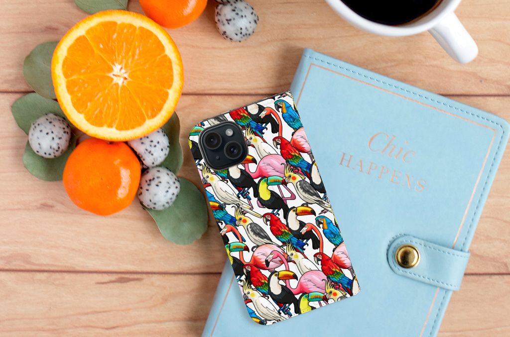 iPhone 15 Hoesje maken Birds met kleurrijke vogels op een lichte achtergrond. Perfect voor tropische vibes! 🍊