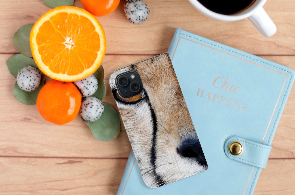iPhone 15 Hoesje maken Cheetah met close-up van cheetah print op een tafel met fruit en notitieboek