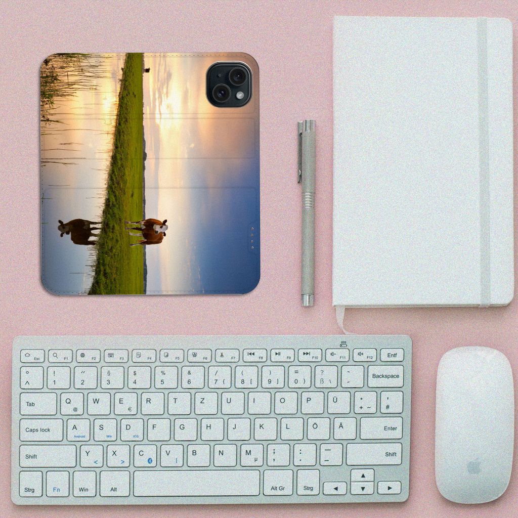 iPhone 15 Hoesje maken Koe met een koe en ondergang van de zon op een achtergrond, ideaal voor een chic design.