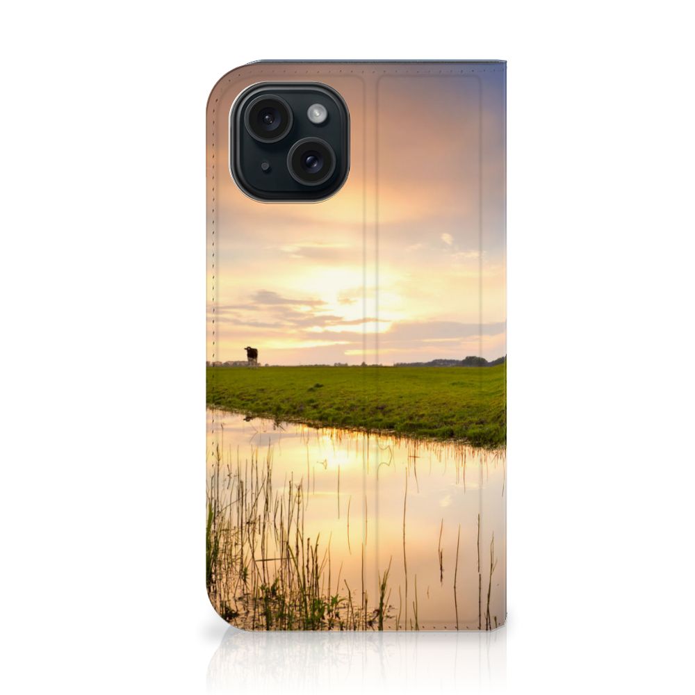 iPhone 15 Hoesje maken Koe met koe en ondergang van de zon reflecterend in het water 🌅.