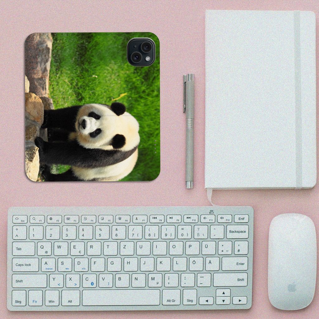 iPhone 15 Hoesje maken Panda met schattige panda afbeelding op een bureau achtergrond.
