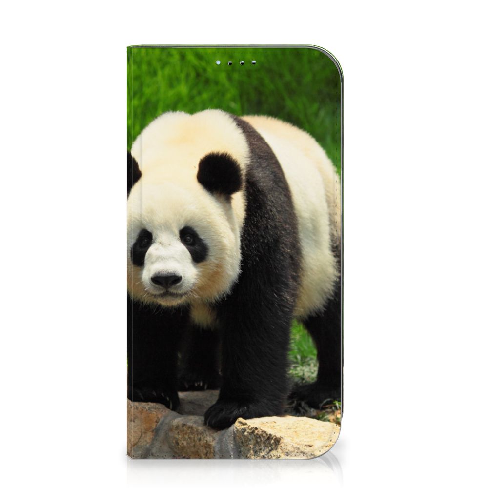 iPhone 15 Hoesje maken Panda met afbeelding van een schattige panda 🐼 op groene achtergrond.