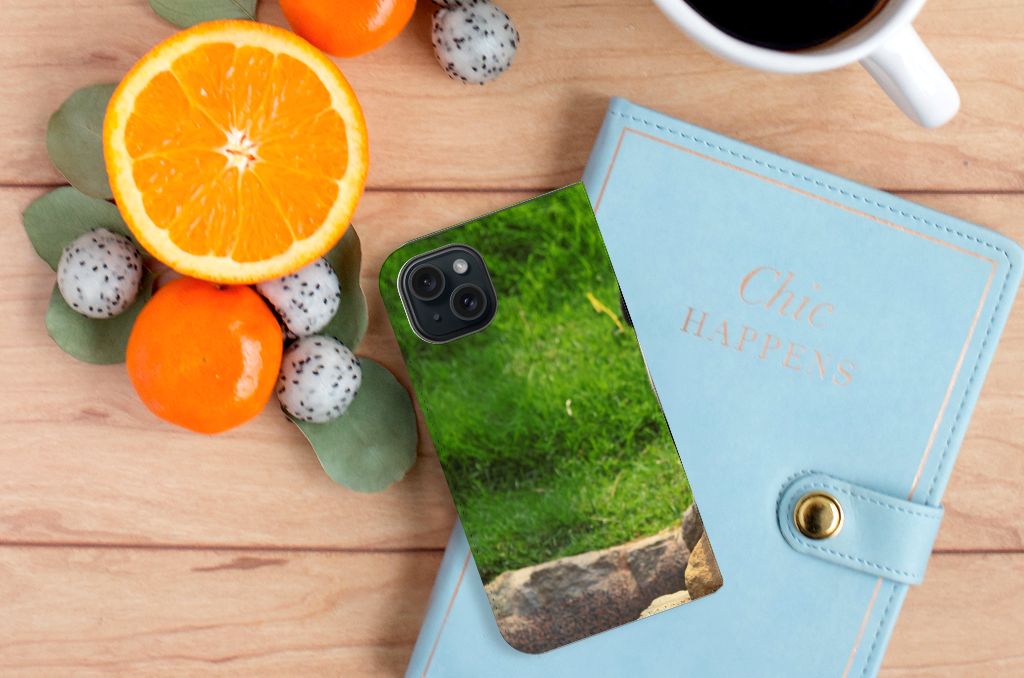 iPhone 15 Hoesje maken Panda met mooi groen ontwerp, omringd door sinaasappels 🍊 en een notitieboek.