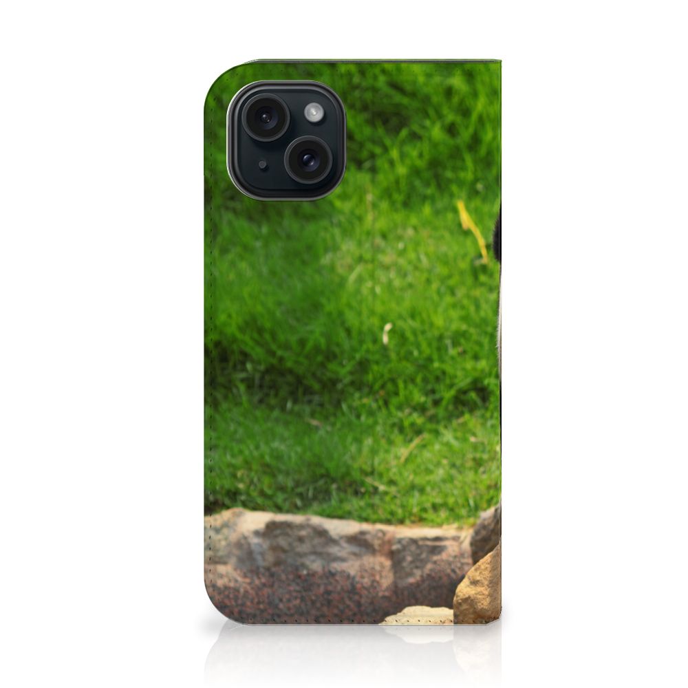 iPhone 15 Hoesje maken Panda met schattige panda afbeelding op een groene achtergrond.