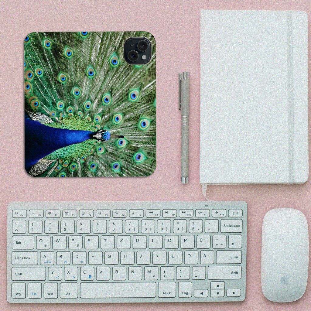 iPhone 15 Hoesje maken Pauw met prachtig pauwen ontwerp op een bureau, perfect voor stijl en functionaliteit.