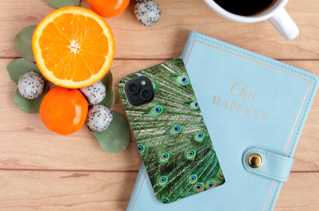 iPhone 15 Hoesje maken Pauw met een kleurrijke pauwenveren print, geserveerd met citrusvruchten 🍊