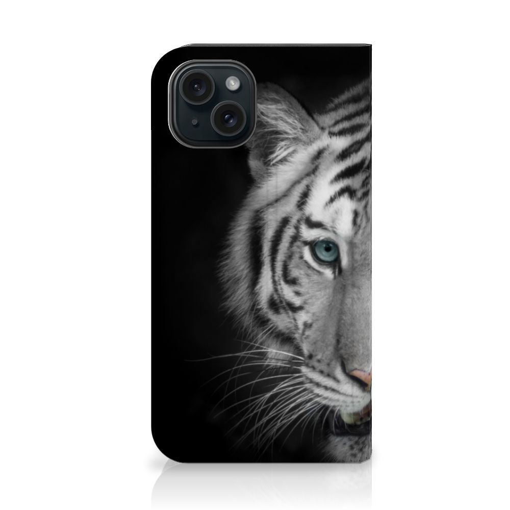 iPhone 15 Hoesje maken Tijger met een afbeelding van een majestueuze witte tijger 🐅 op een zwart vlak.