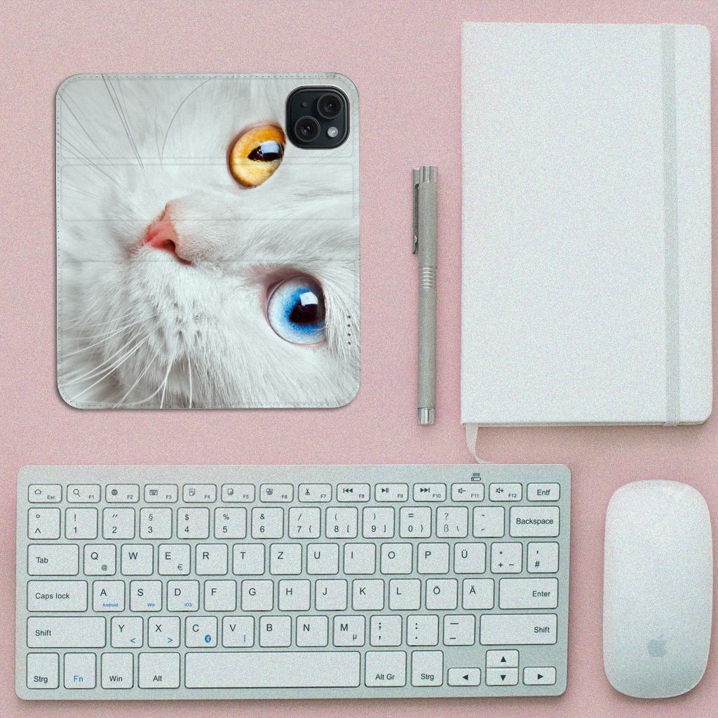 iPhone 15 Hoesje maken Witte Kat met een schattige witte kat met blauwe en gele ogen op een bureau