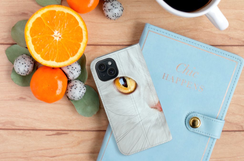 iPhone 15 Hoesje maken Witte Kat met een detail van een bijzondere witte kat ogen en een kleurrijke achtergrond 🍊.
