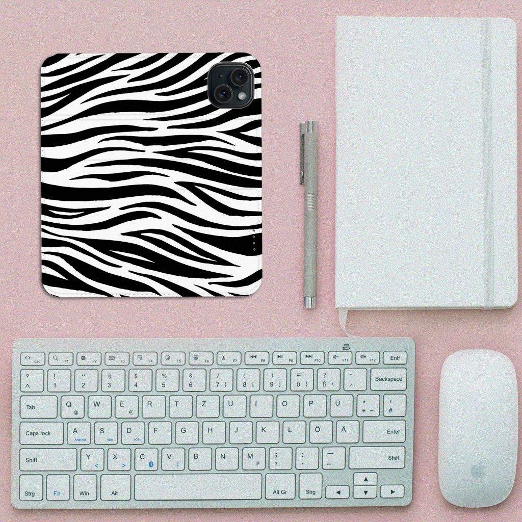 iPhone 15 Hoesje maken Zebra met zwart en witte zebra strepen op een bureau met toetsenbord en notitieboekje.