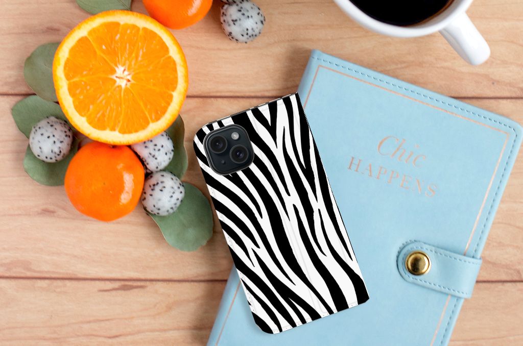iPhone 15 Hoesje maken Zebra met zwart en witte zebra strepen op een houten tafel met fruit 🍊.