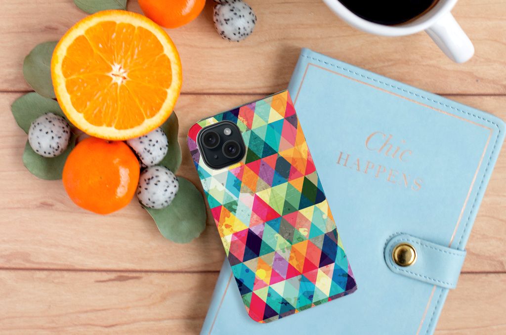 iPhone 15 Hoesje met Magneet Geruit op een houten tafel met fruit en een notitieboekje.