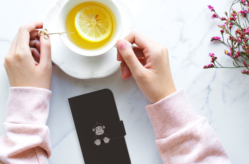 iPhone 15 Leuk Hoesje Gorilla met schattige gorillaprint en een hand die thee drinkt