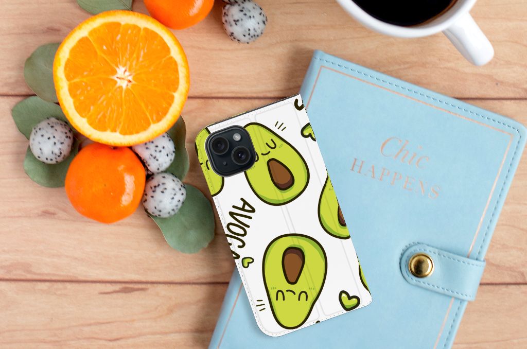 iPhone 15 Magnet Case Avocado Singing met schattige avocado's en fruit op tafel 🍏