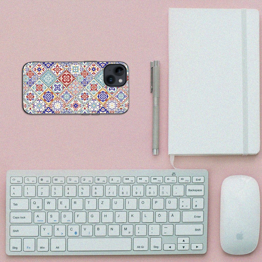 Apple iPhone 15 Marmeren Print Telefoonhoesje Tiles Color marmeren print bovenaanzicht toetsenbord notitieboekje