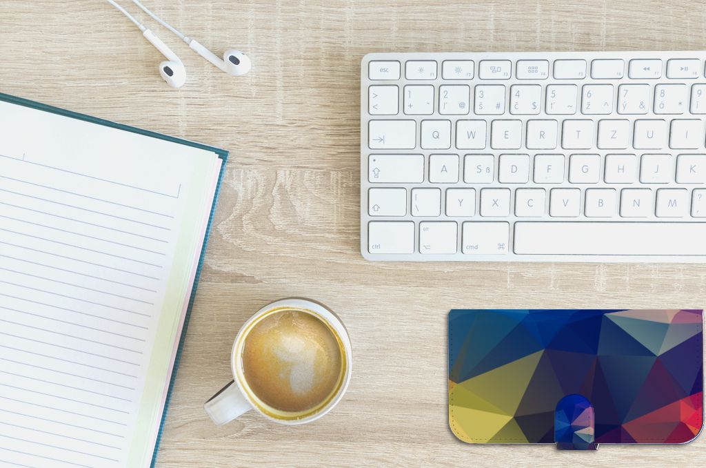 iPhone 15 Plus Book Case Polygon Dark op een bureau met een notitieboek, toetsenbord en koffie☕.