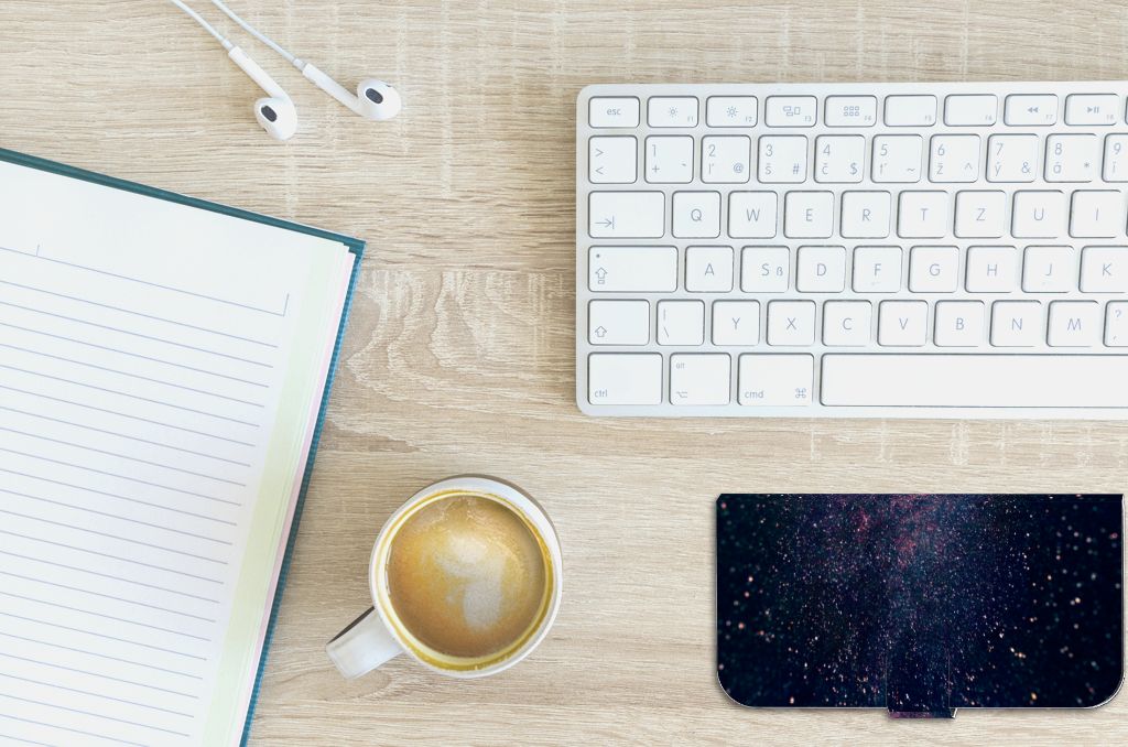 iPhone 15 Plus Book Case Stars op bureau met notitieboek, koffie en toetsenbord. 🌌