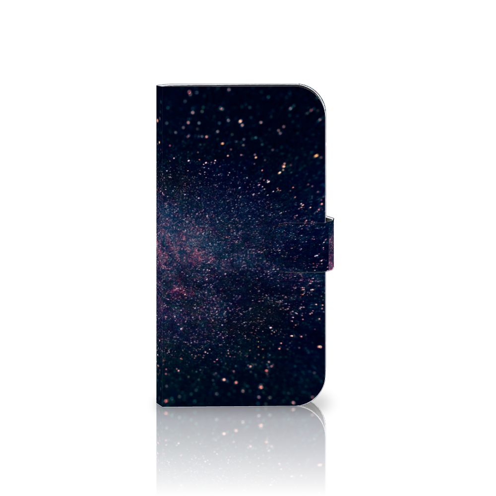 iPhone 15 Plus Book Case Stars met een sterrenruimte design in paarse en blauwe kleuren op zwart