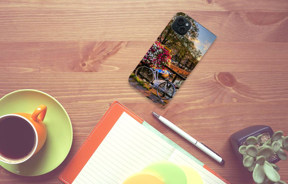 iPhone 15 Plus Book Cover Amsterdamse Grachten op bureau met koffie en notitieboek.