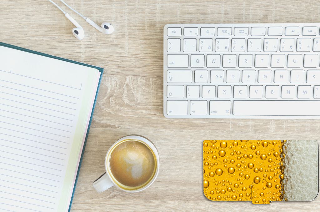 iPhone 15 Plus Book Cover Bier met bierprint op bureau met koffie en notitieboekje