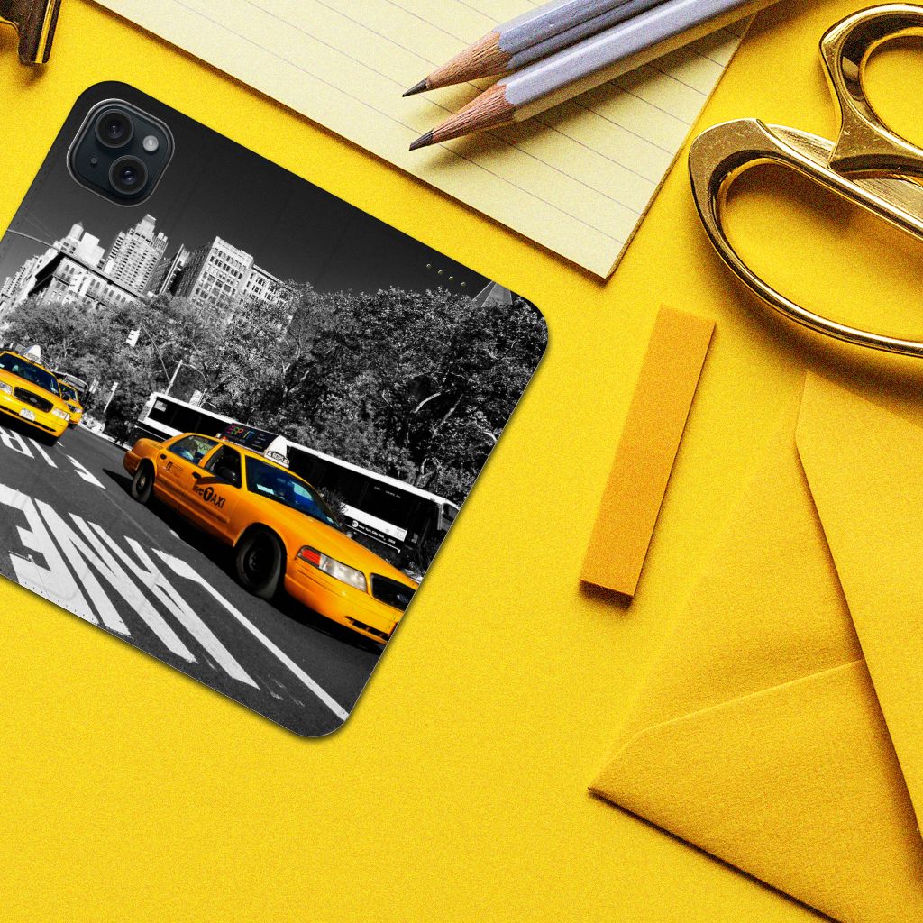 iPhone 15 Plus Book Cover New York Taxi met iconische gele taxi's op een zonnige straat in New York.