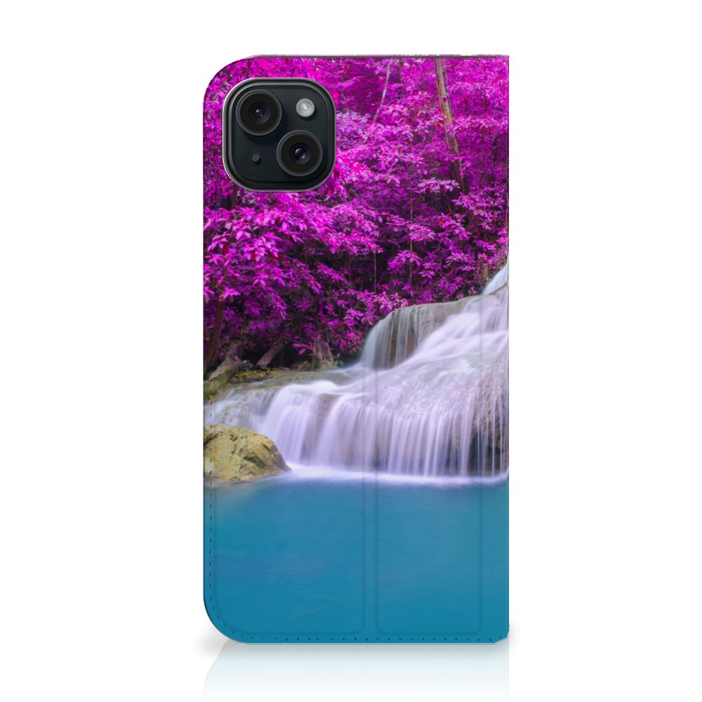 iPhone 15 Plus Book Cover Waterval met een serene waterval en prachtige paarse bloemen 🌸.