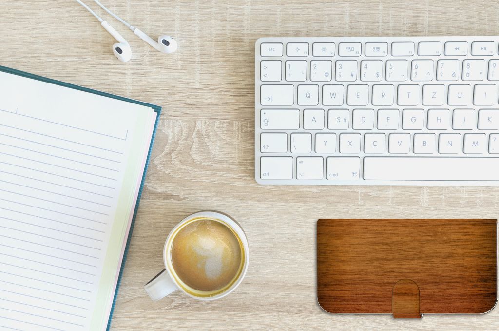 iPhone 15 Plus Book Style Case Donker Hout bureau met notitieboek kop koffie toetsenbord