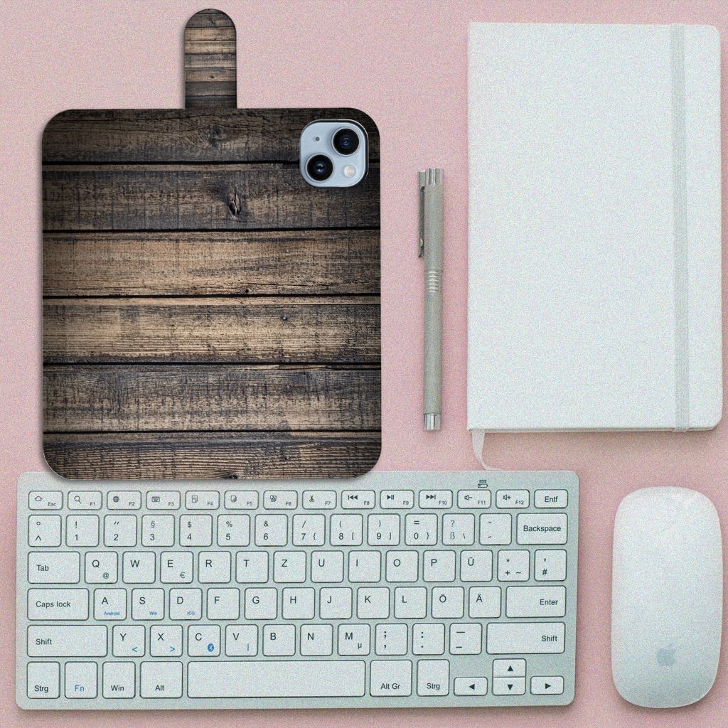 iPhone 15 Plus Book Style Case Steigerhout op een bureau met toetsenbord, notitieboek en pen.