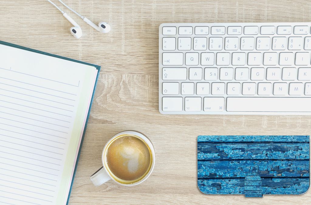 iPhone 15 Plus Book Style Case Wood Blue op bureau met koffie en notitieboek 📚
