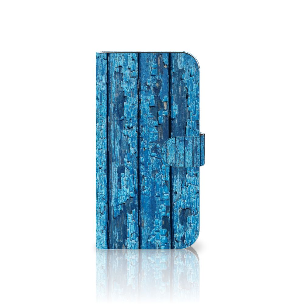 iPhone 15 Plus Book Style Case Wood Blue met een prachtig design van afgebladderd blauw hout 🌊.