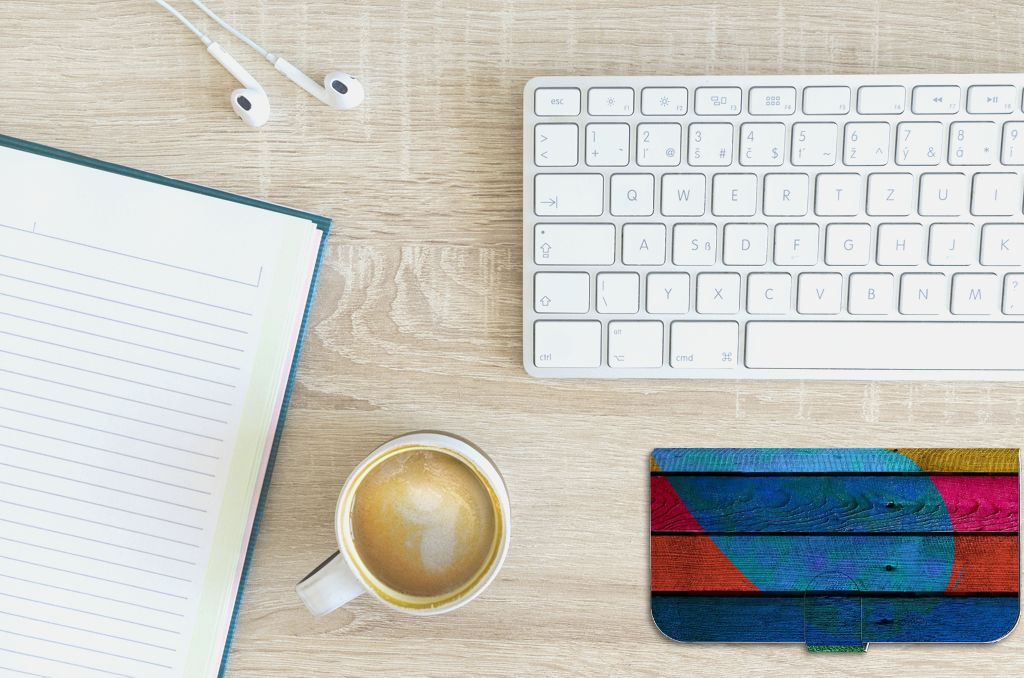 iPhone 15 Plus Book Style Case Wood Heart - Cadeau voor je Vriend met kleurrijk design op bureau met koffie.