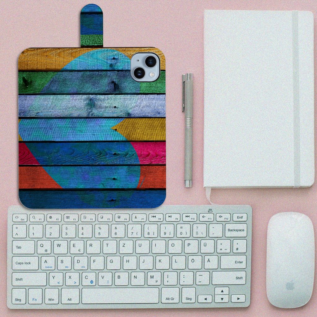 iPhone 15 Plus Book Style Case Wood Heart - Cadeau voor je Vriend op een bureau met toetsenbord en notitieboek.