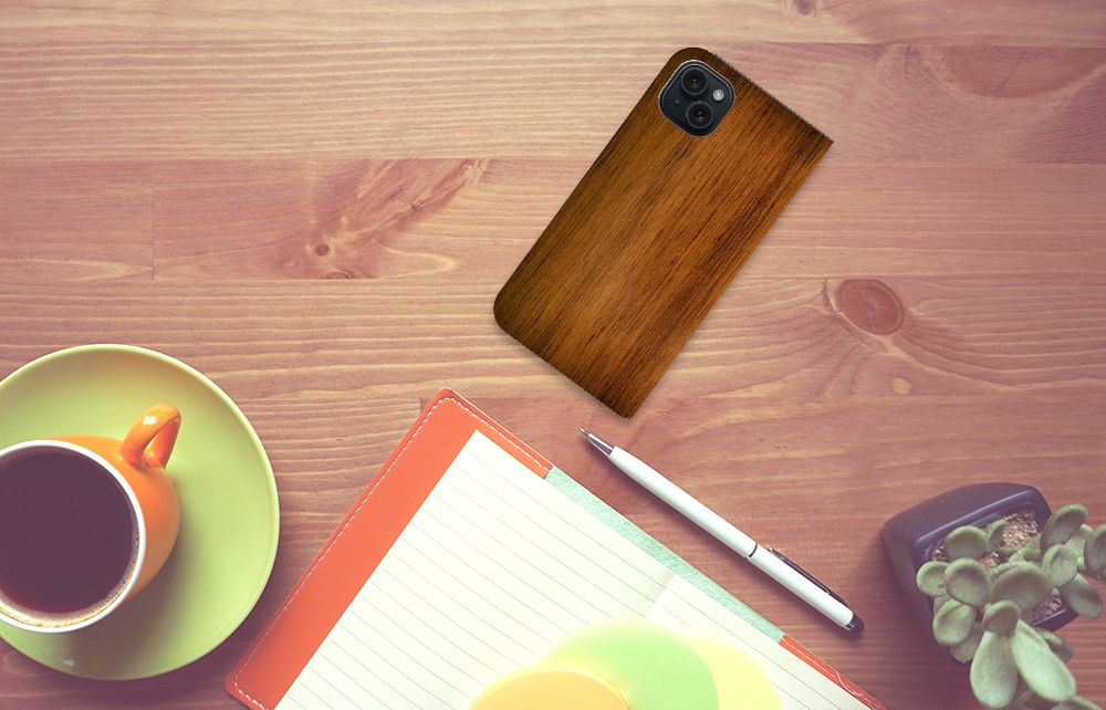 iPhone 15 Plus Book Wallet Case Donker Hout op een bureau met koffiemok en notitieboek